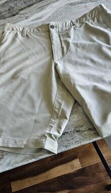 Under Armour Men's Khaki Performance Chinos Shorts  40 Waist Worn 0nce